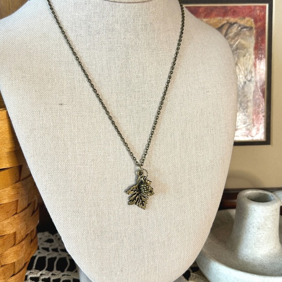 Vintage Style Leaf Necklace Bronze Tone Maple Leaf Pendant Chain Women - Picture 1 of 4